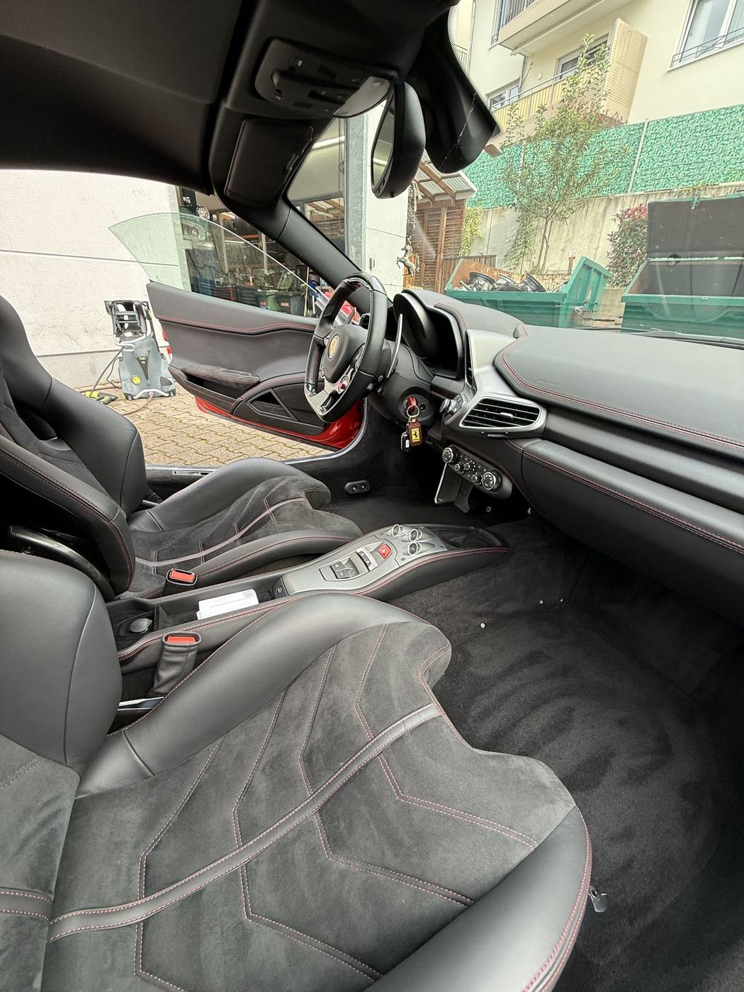 Ferrari Innenraum nach der Aufbereitung